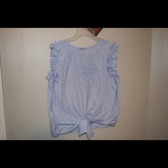 Beautiful top - Picture 2 of 5